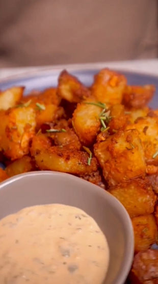 A plate of food with potatoes and sauce.